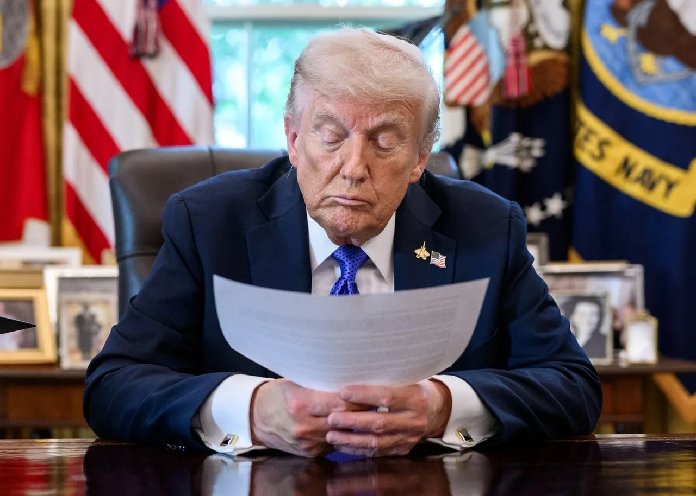 Trump greift Irans Hormus-Stellungen an und hält zugleich die Tür zu Verhandlungen offen Trump greift Irans Hormus-Stellungen an und hält zugleich die Tür zu Verhandlungen offen